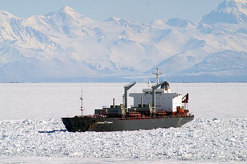 De Lawrence N. Gianella in de Winters Quarters Bay bij McMurdo Station, Antarctica.