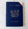 النوع الثالث من جوازات السفر النيوزيلندية. استخدم خلال الخمسينيات والستينيات واستبدل في عام 1973.