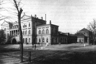 Stand um 1890, von Süden gesehen. Das halbkreisförmige Portal führt zu einer Drehscheibe vor dem Bahnhof