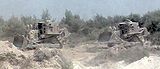 ヒズボラの掩蔽壕を破壊するイスラエルの重機