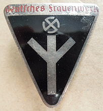 Algiz-Rune auf dem Mitgliedsabzeichen des Deutschen Frauenwerkes, gegründet 1933