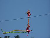 Pemain akrobat menampilkan aksi berjalan di atas kabel tinggi