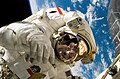 3. Piers Sellers űrhajós harmadik űrsétáján (STS–121) a Discovery űrrepülőgép hőpajzsának javítása közben (javítás)/(csere)