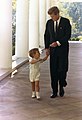 John F. Kennedy Jr. (poreclit John-John) și tatăl său, John F. Kennedy, la Casa Albă, 10 octombrie 1963