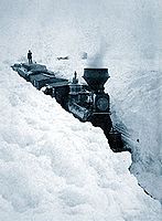 1881年3月の大雪で動けなくなった機関車、ミネソタ州