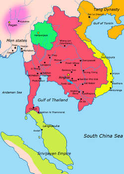 نقشۀ آسیای جنوب‌شرقی در ابتدای سده ۹ میلادی: امپراتوری خمر به رنگ قرمز چامپا به رنگ زرد هاریفونچای به رنگ سبز روشن امپراتوری سریویجایا به رنگ سبز لجنی دودمان تانگ به رنگ نارنجی