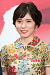 Nữ diễn viên Matsuoka Mayu (ảnh) lồng tiếng nhân vật chính Ishida Shōya lúc đang là học sinh sơ trung trong phim.