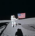Флагът на САЩ на повърхността на Луната