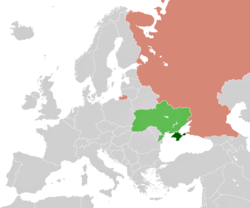 Połoženje Krimy (ćmowozelene) na Ukrainje (jasnozelene) a w Ruskej (čerwjene)