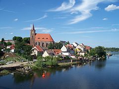 La parte histórica de la ciudá de Eisenhüttenstadt; la canal Óder-Spree en primer planu]]