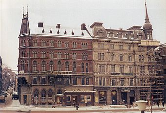 Vasagatan mellan Vattugatan (till vänster) och Herkulesgatan före och efter Norrmalmsregleringen. Bilden till vänster är från 1965, bilden till höger från 2009. Alla gamla byggnader är borta, Vattugatan och Herkulesgatan är på- och avfartsramper till Klaratunneln. Längst till höger syns Hotel Sheraton och i bakgrunden i mitten Elefanten