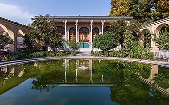 Vista de um dos cinco edifícios da mansão Masoudieh, Teerã, Irã. (definição 8 602 × 5 356)