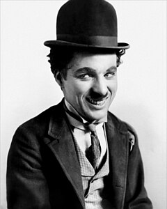 Енглески филмски глумац, сценариста, режисер и продуцент Чарли Чаплин. Каријеру је направио у САД, а 1952. године емигрирао је у Швајцарску где је умро 1977. године. Током 40 година снимио је 75 кратких и дугометражних филмова, а 1972. године је добио награду Оскар за животно дело. („Светлости велеграда”, „Модерна времена”, „Велики диктатор”, „Светлости позорнице”).