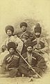 П'ять чеченців, одягнених у чоху — чоловічий наряд Кавказу, кінець XIX століття