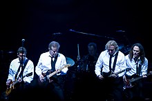 ایگلز در حال اجرا در تور جاده طولانی بیرون ادن در سال ۲۰۰۸ (از چپ به راست): گلن فری، دان هنلی، جو والش، تیموتی ب اشمیت.
