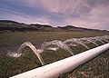 圧力導水路による用水路（アメリカ合衆国ワイオミング州、2002年撮影）。
