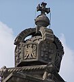 Gjengivelse av keiserkronen på et av tårnene på Riksdagen