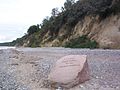 A meredek tengerpart és az Eugen Geinitz mineralógus és geológus emlékére állított kő