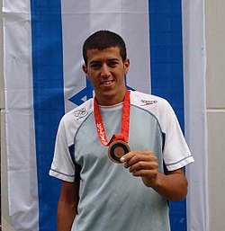 צוברי עם מדליית הארד האולימפית בה זכה, אולימפיאדת בייג'ינג 2008