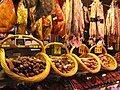 Spanske pølser og skinker til salgs i den katalanske byen Roses