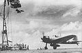 Винищувач A6M «Зеро» здійснює посадку на палубу авіаносця «Дзуйкаку» після атаки Перл-Гарбора. 8 грудня 1941 року.