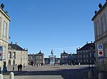 Köpenhamns opera sedd från Amalienborg (bakom statyn)