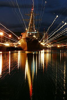 Luzes decorativas e reflexos do USS Russell (DDG 59), um contratorpedeiro de mísseis guiados da classe Arleigh Burke, ancorado na Base Naval de Pearl Harbor, Havaí. (definição 1 406 × 2 100)