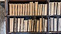 グランサムの聖ウルフラム教会（英語版）の書庫。背表紙は本の裏側とみなされ、小口にタイトルを付けて並べた。(en:Spine shelving、en:Foredge shelving)