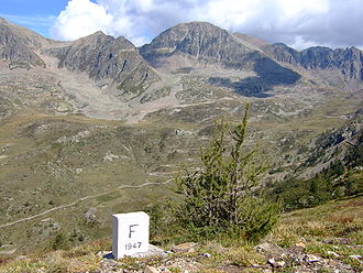 Blick über die italienische Nordseite zum Pass Richtung Osten. Im Hintergrund Cima d'Orgials (2647 m) und Cime de la Lombarde (2800 m)