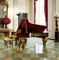 پیانوی گرند استاین‌وی با پایه‌های مزین به عقاب طلایی در کاخ سفید.