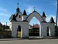 Brama cmentarza świętego Rocha w Zabłudowie, w tle – kaplica z 1850 r.