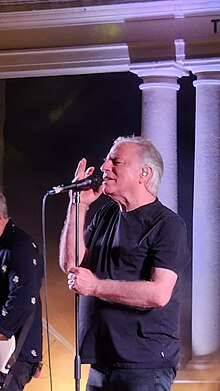 דני בסן במהלך הופעה של להקת תיסלם, 2023
