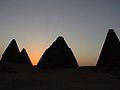 Pirámides de Gebel Barkal, no reino de Napata (ou dos «faraóns negros» ou khusitas), fortemente influenciado pola cultura exipcia. Actual Sudán.