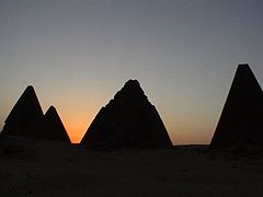 Pirámides de Gebel Barkal, en el reino de Napata (o de los «faraones negros» o kushitas), fuertemente influenciado por la cultura egipcia. Actual Sudán.