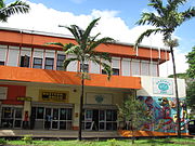Oficina de correus. L'edifici va marcar antigament la demarcació no oficial entre els dos sectors de Port Vila, el British Paddock al sud i el Quartier français al nord.