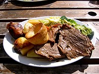 Panggang Minggu Inggris nganggo daging sapi panggang, kentang panggang, sayuran lan puding Yorkshire