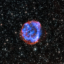 Remanescente de supernova na Grande Nuvem de Magalhães captada pelo telescópio orbital de raios-X Chandra (azul) e em luz visível (vermelho) pelo Hubble. (definição 3 600 × 3 600)