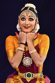 Une danseuse de bharata natyam, une forme de danse classique indienne, lors d'une compétition au Kerala. (définition réelle 2 444 × 3 667)