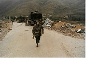 Tentara Prancis dengan helm SPECTRA dalam IFOR di Mostar, 1995. AMX 30 AuF1 terlihat di belakang.