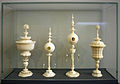 Gedrechselte Objekte: zwei Contrefait-Objekte zwischen zwei Pokalen, Deutschland, 17. Jh.