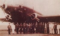 Pilot Savoia-Marchetti SM.75 dari Italia bertemu dengan pejabat Jepang saat tiba di Asia Timur (1942)