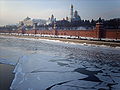 モスクワ、クレムリンを背景に氷が流れる川