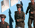朝韓非軍事區的朝鲜隊伍正於位在板門店的共同警戒區巡邏。