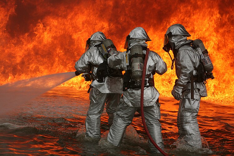 Спасатели Корпуса морской пехоты США во время учений по тушению пожара