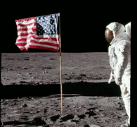 Animação das duas fotos, mostrando que, apesar da câmera de Armstrong mover-se entre as exposições, a bandeira não apresenta qualquer movimento