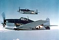 Deux chasseurs Grumman F6F-3 arborant la livrée tricolore réglementaire en vigueur courant 1943.