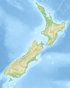 Mapa konturowa Nowej Zelandii, blisko lewej krawiędzi na dole znajduje się punkt z opisem „Przylądek Zachodni”