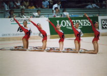 Estela (primera a la izqda.) con el conjunto en el ejercicio de 5 aros en el Europeo de Praga (1995).