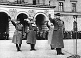 Politikompaniet av Den Norske Legion paraderte for Quisling (foran) og Redieß (i midten bak Quisling), Arthur Qvist til venstre, 1942.