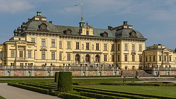 Lo châtél de Drottningholm, mêson privâye a la famelye reyâla suèdouèsa (comtât d’Estocolmo). (veré dèfenicion 5 755 × 3 237*)
